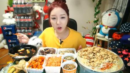 韩国流行“吃播”:大胃女镜头前狂吃数小时