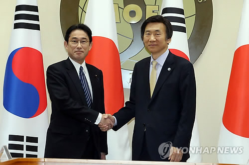 日本外务大臣岸田文雄（左）与尹炳世。