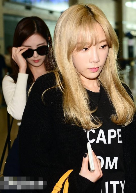 少女时代返韩现身机场 徐贤Tiffany不惧寒冷秀美腿【组图】