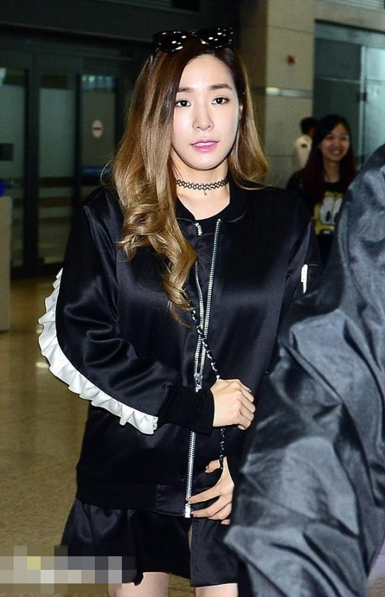 少女时代返韩现身机场 徐贤Tiffany不惧寒冷秀美腿【组图】