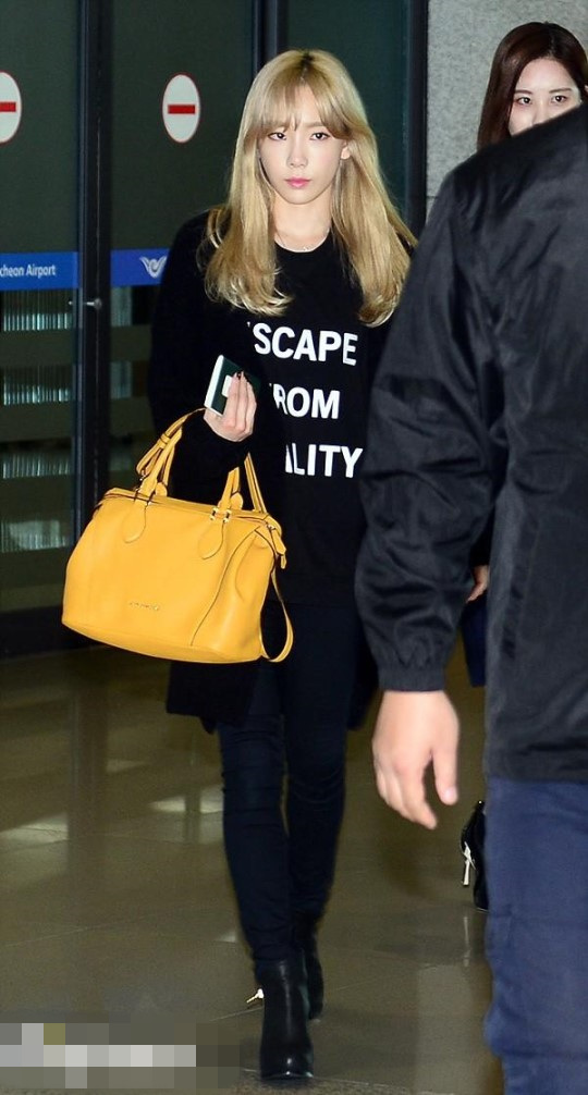 少女时代返韩现身机场 徐贤Tiffany不惧寒冷秀美腿【组图】