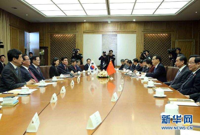 11月1日，国务院总理李克强在首尔国会议事堂会见韩国国会议长郑义和。 新华社记者 刘卫兵 摄 