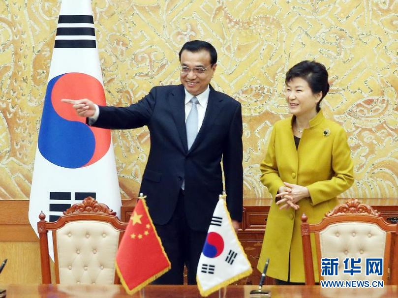     10月31日，国务院总理李克强在首尔青瓦台同韩国总统朴槿惠举行会谈。这是会谈后，两国领导人共同出席双边合作文件签署仪式。新华社记者姚大伟摄 
