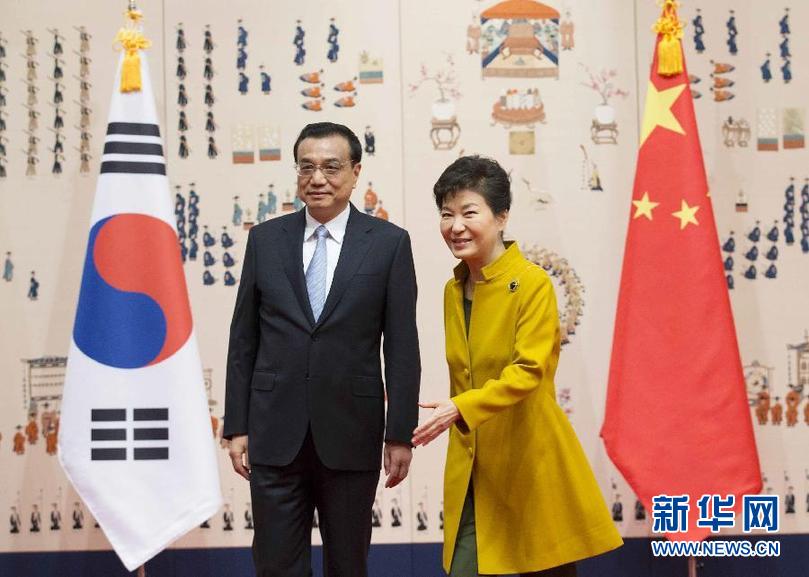     10月31日，国务院总理李克强在首尔青瓦台同韩国总统朴槿惠举行会谈。 新华社记者黄敬文摄 