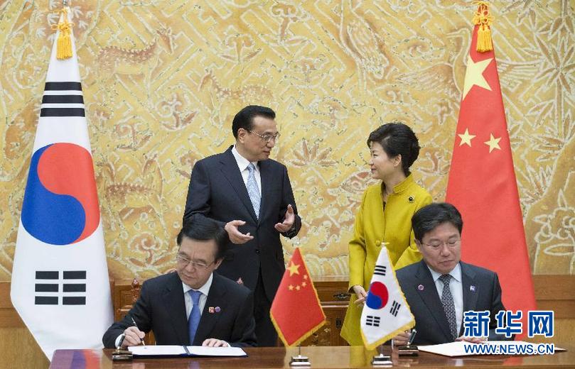     10月31日，國務院總理李克強在首爾青瓦&同韓國總統樸槿惠舉行會談。這是會談後，兩國領導人共同出席雙邊合作文件簽署儀式。新華社記者黃敬文攝 