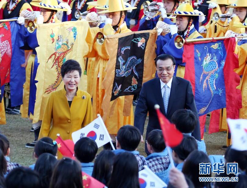     10月31日，国务院总理李克强在首尔青瓦台出席韩国总统朴槿惠举行的隆重的欢迎仪式。 新华社记者姚大伟摄 