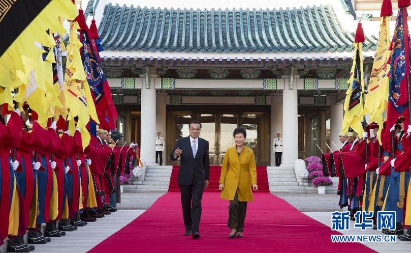     10月31日，國務院總理李克強在首爾青瓦&出席韓國總統樸槿惠舉行的隆重的歡迎儀式。 新華社記者黃敬文攝 