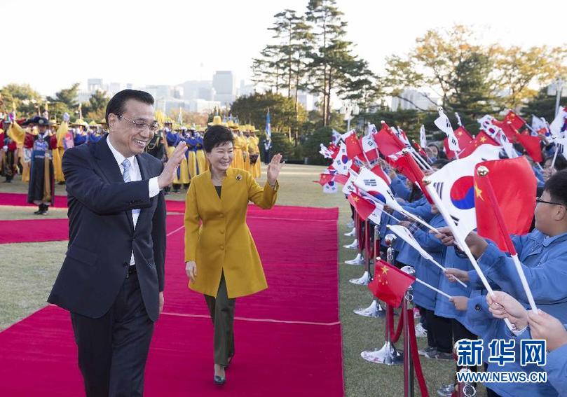     10月31日，国务院总理李克强在首尔青瓦台出席韩国总统朴槿惠举行的隆重的欢迎仪式。 新华社记者黄敬文摄 