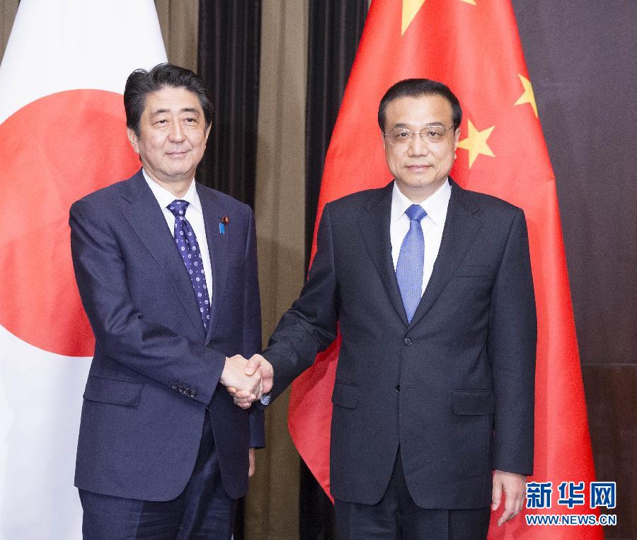 当地时间11月1日晚,国务院总理李克强在首尔下榻饭店应约会见出席第六次中日韩领导人会议的日本首相安倍晋三。 新华社记者 黄敬文 摄 当地时间11月1日晚,国务院总理李克强在首尔下榻饭店应约会见出席第六次中日韩领导人会议的日本首相安倍晋三。 新华社记者 黄敬文 摄