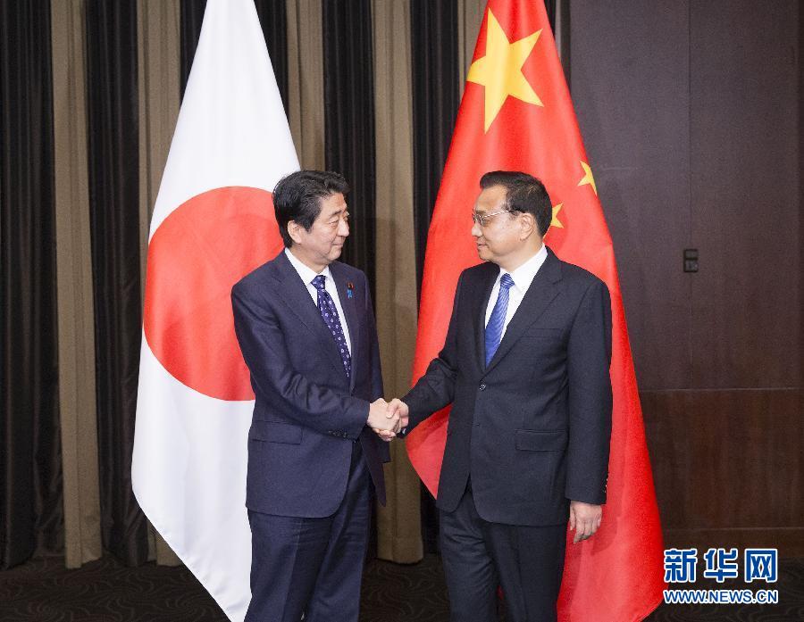 当地时间11月1日晚,国务院总理李克强在首尔下榻饭店应约会见出席第六次中日韩领导人会议的日本首相安倍晋三。 新华社记者 黄敬文 摄 当地时间11月1日晚,国务院总理李克强在首尔下榻饭店应约会见出席第六次中日韩领导人会议的日本首相安倍晋三。 新华社记者 黄敬文 摄