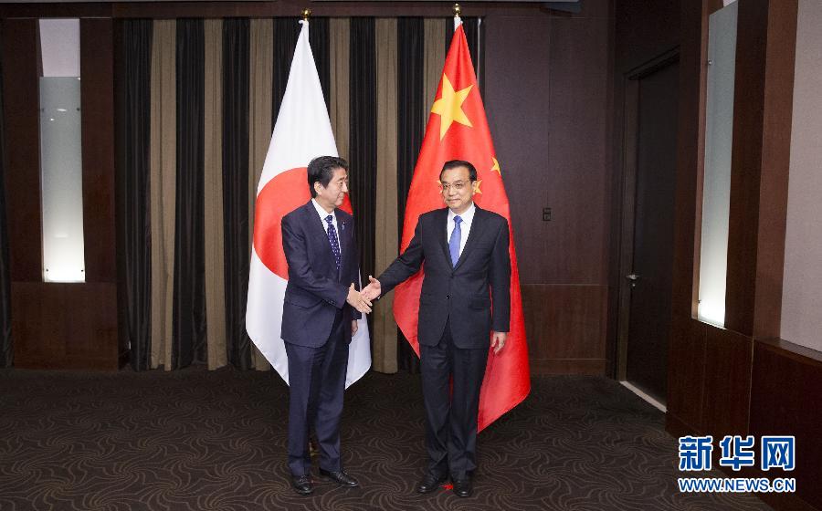 当地时间11月1日晚,国务院总理李克强在首尔下榻饭店应约会见出席第六次中日韩领导人会议的日本首相安倍晋三。 新华社记者 黄敬文 摄
当地时间11月1日晚,国务院总理李克强在首尔下榻饭店应约会见出席第六次中日韩领导人会议的日本首相安倍晋三。 新华社记者 黄敬文 摄