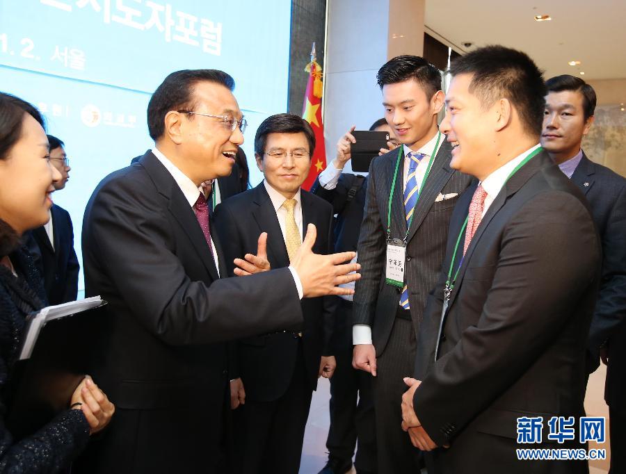 当地时间11月2日，中国国务院总理李克强在首尔与韩国国务总理黄教安共同出席首届中韩青年领导者论坛。这是李克强同出席论坛的各界青年代表亲切交流。　　新华社记者 姚大伟 摄