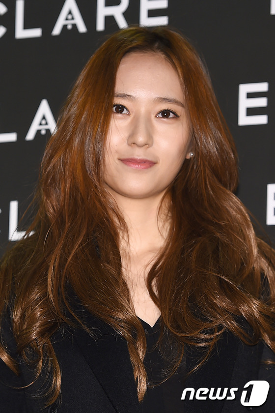 “郑氏姐妹”Jessica与郑秀晶牵手同现身 黑白造型简洁干练【组图】