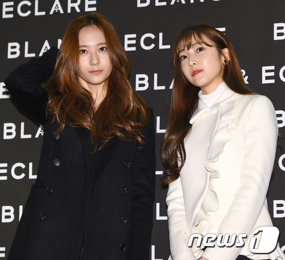 “郑氏姐妹”Jessica与郑秀晶牵手同现身 黑白造型简洁干练【组图】