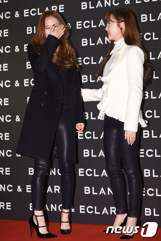 “郑氏姐妹”Jessica与郑秀晶牵手同现身 黑白造型简洁干练【组图】