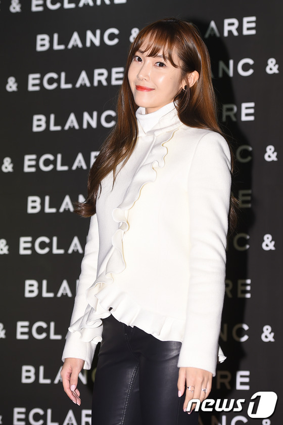 “郑氏姐妹”Jessica与郑秀晶牵手同现身 黑白造型简洁干练【组图】