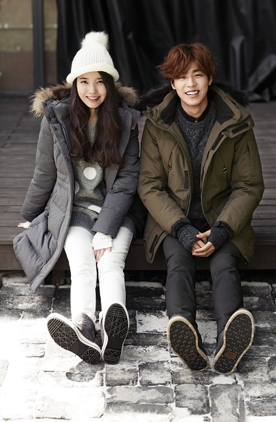 IU携手李玹雨拍情侣写真 青春活力甜蜜感十足【组图】