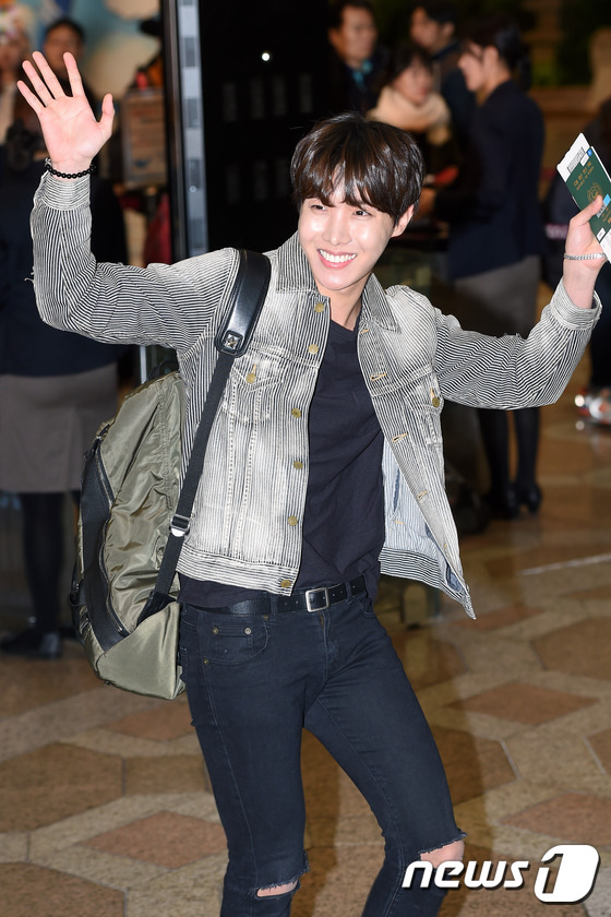 防弹少年团郑淳元VIXX等现身机场飞北京 献唱&ldquo;中韩歌会&rdquo;【组图】