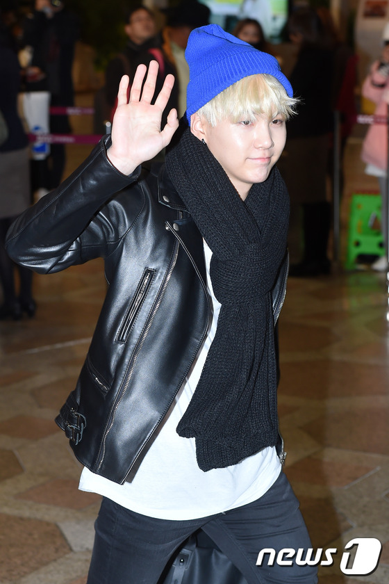 防弹少年团郑淳元VIXX等现身机场飞北京 献唱&ldquo;中韩歌会&rdquo;【组图】