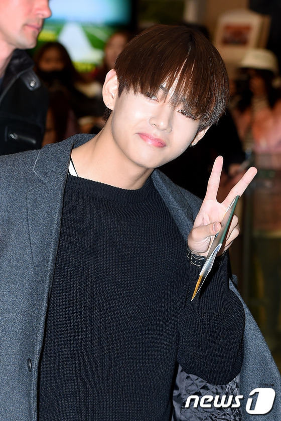 防弹少年团郑淳元VIXX等现身机场飞北京 献唱&ldquo;中韩歌会&rdquo;【组图】