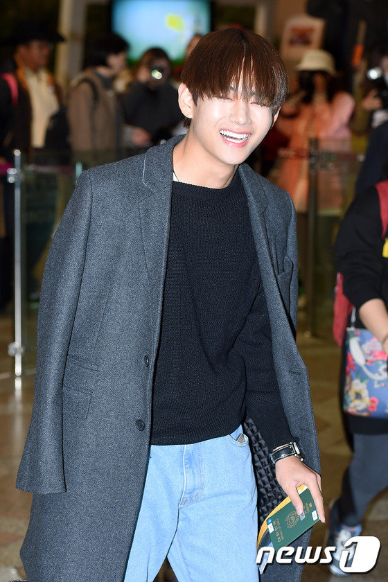 防弹少年团郑淳元VIXX等现身机场飞北京 献唱&ldquo;中韩歌会&rdquo;【组图】