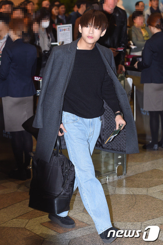 防弹少年团郑淳元VIXX等现身机场飞北京 献唱&ldquo;中韩歌会&rdquo;【组图】