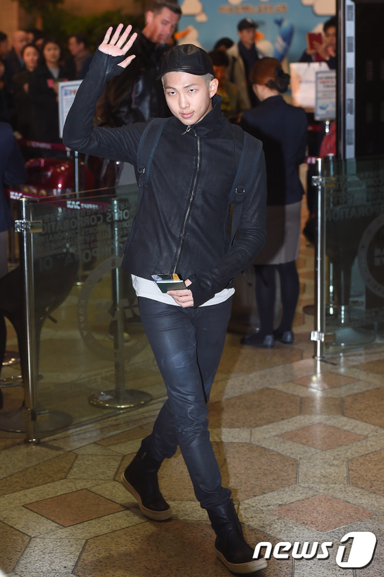 防弹少年团郑淳元VIXX等现身机场飞北京 献唱&ldquo;中韩歌会&rdquo;【组图】