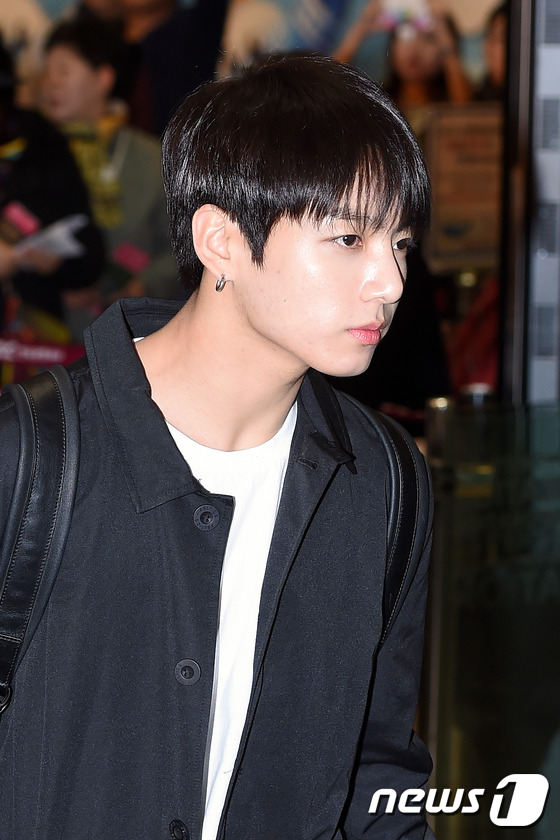 防弹少年团郑淳元VIXX等现身机场飞北京 献唱&ldquo;中韩歌会&rdquo;【组图】