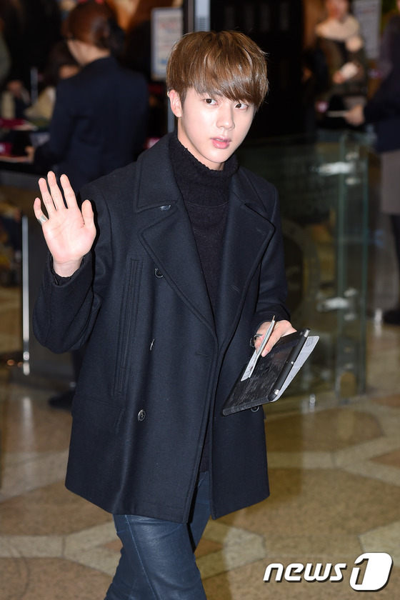 防弹少年团郑淳元VIXX等现身机场飞北京 献唱&ldquo;中韩歌会&rdquo;【组图】