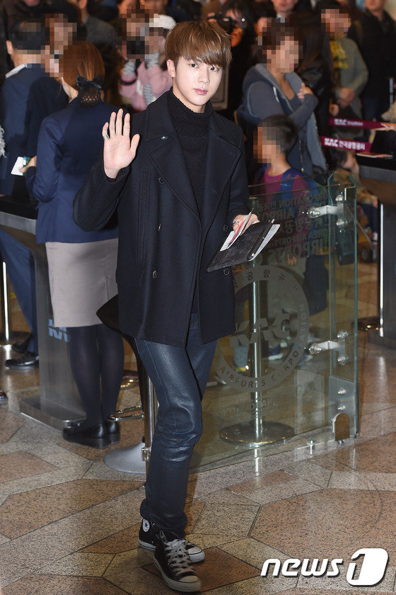 防弹少年团郑淳元VIXX等现身机场飞北京 献唱&ldquo;中韩歌会&rdquo;【组图】