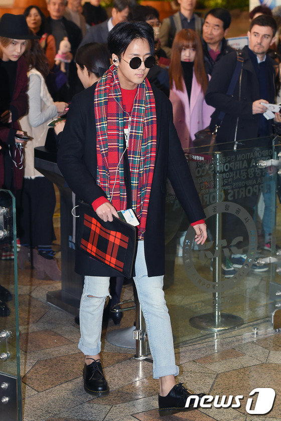 防弹少年团郑淳元VIXX等现身机场飞北京 献唱&ldquo;中韩歌会&rdquo;【组图】