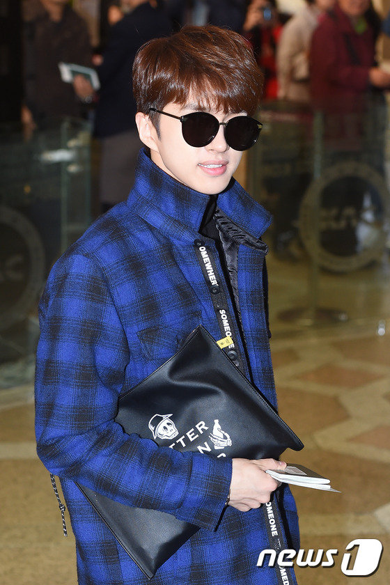 防弹少年团郑淳元VIXX等现身机场飞北京 献唱&ldquo;中韩歌会&rdquo;【组图】