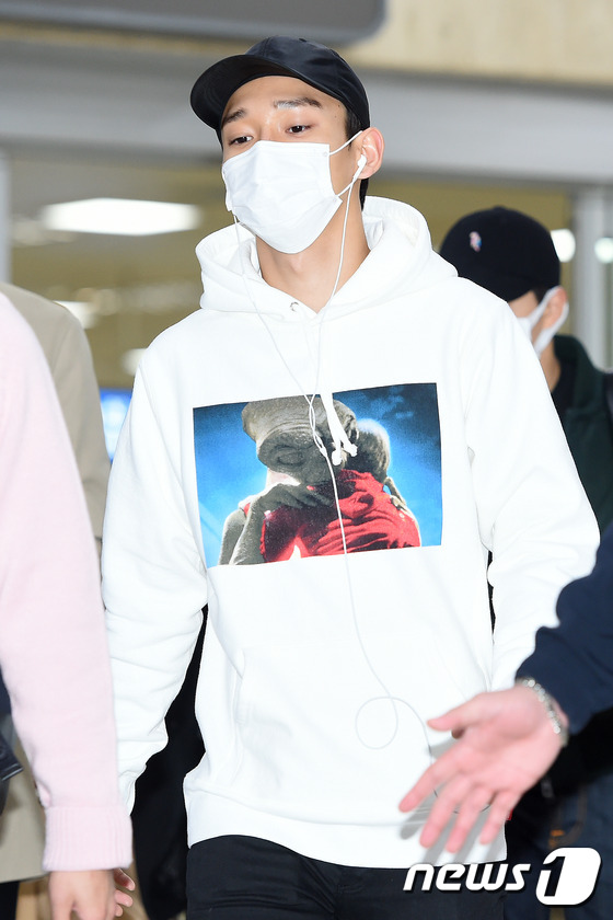 EXO日本巡演后返韩现身机场 穿着休闲面带倦容【组图】