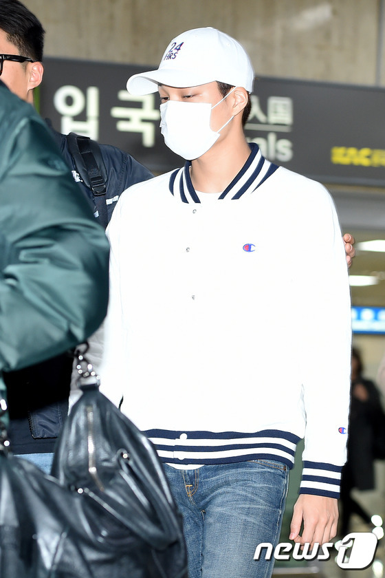 EXO日本巡演后返韩现身机场 穿着休闲面带倦容【组图】