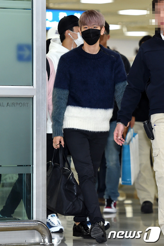 EXO日本巡演后返韩现身机场 穿着休闲面带倦容【组图】