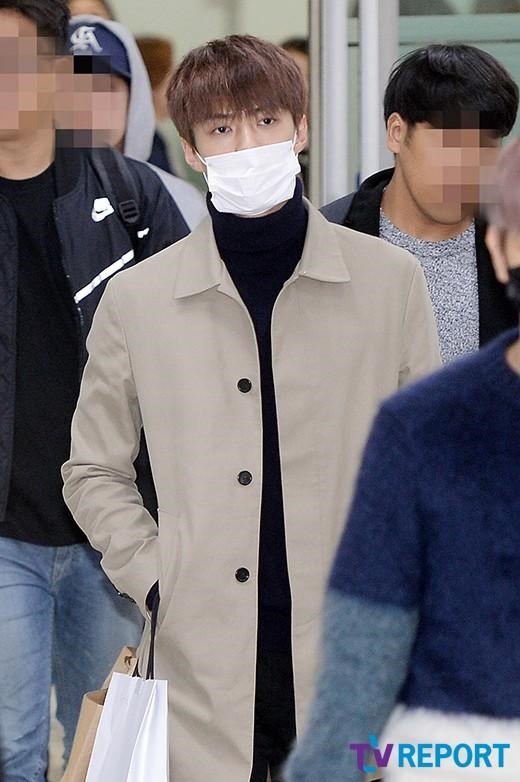 EXO日本巡演后返韩现身机场 穿着休闲面带倦容【组图】