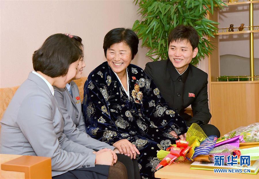 （國際）（1）朝鮮民眾慶祝母親節