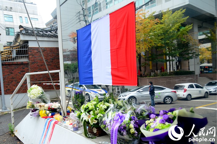 韩国民众赴法国大使馆献花祈福 悼念恐袭遇难者【组图】