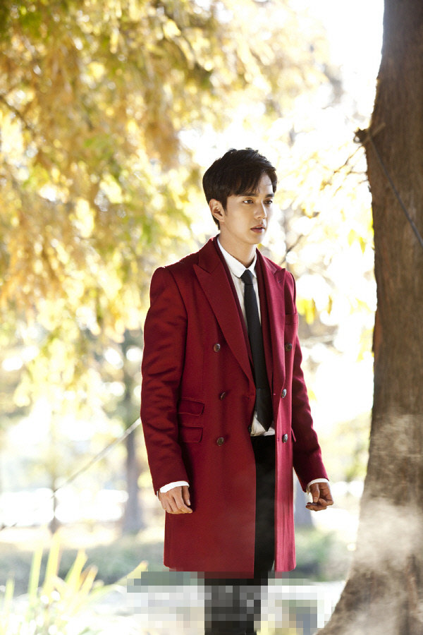 俞承豪《Remember》剧照 穿紫红色大衣似画中走出【组图】