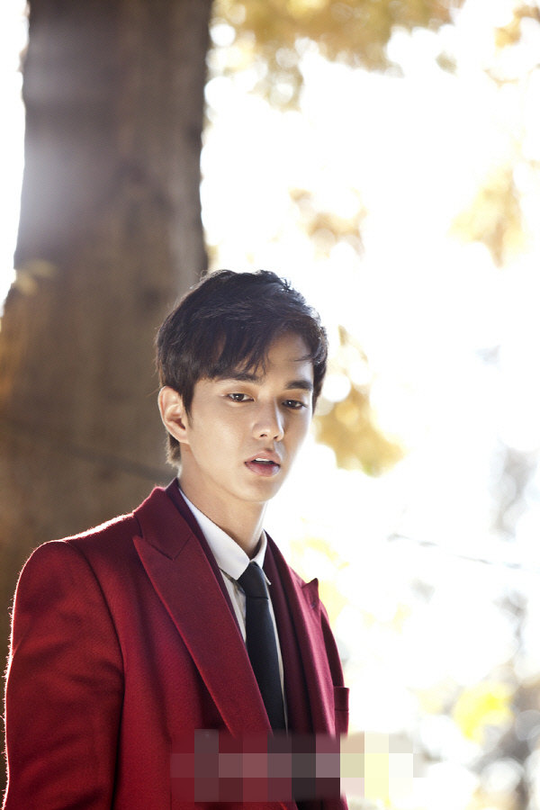 俞承豪《Remember》剧照 穿紫红色大衣似画中走出【组图】