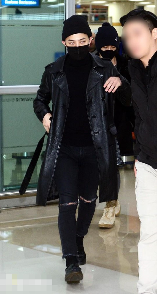 Bigbang权志龙全黑造型现身机场显疲惫 太阳皮草加身极奢华【组图】