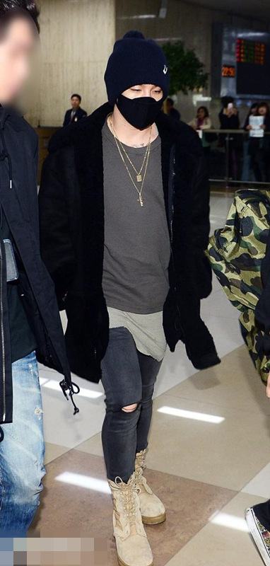 Bigbang权志龙全黑造型现身机场显疲惫 太阳皮草加身极奢华【组图】