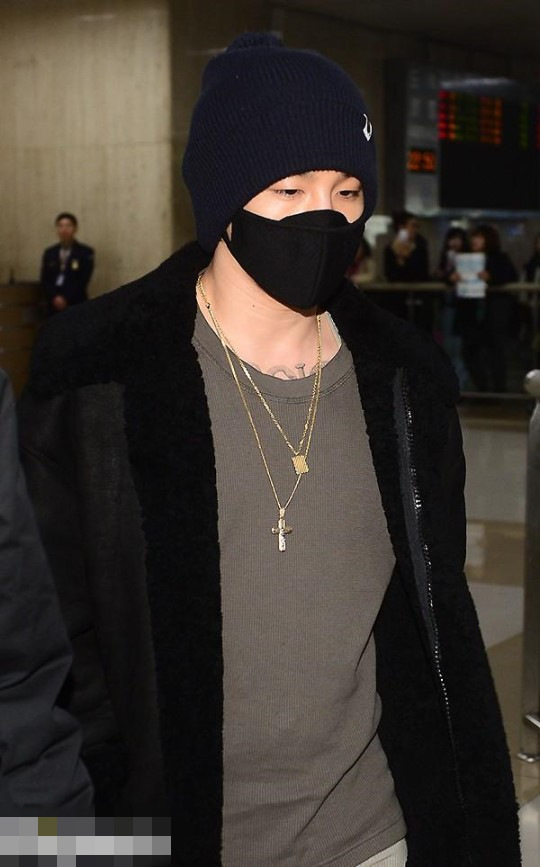 Bigbang权志龙全黑造型现身机场显疲惫 太阳皮草加身极奢华【组图】