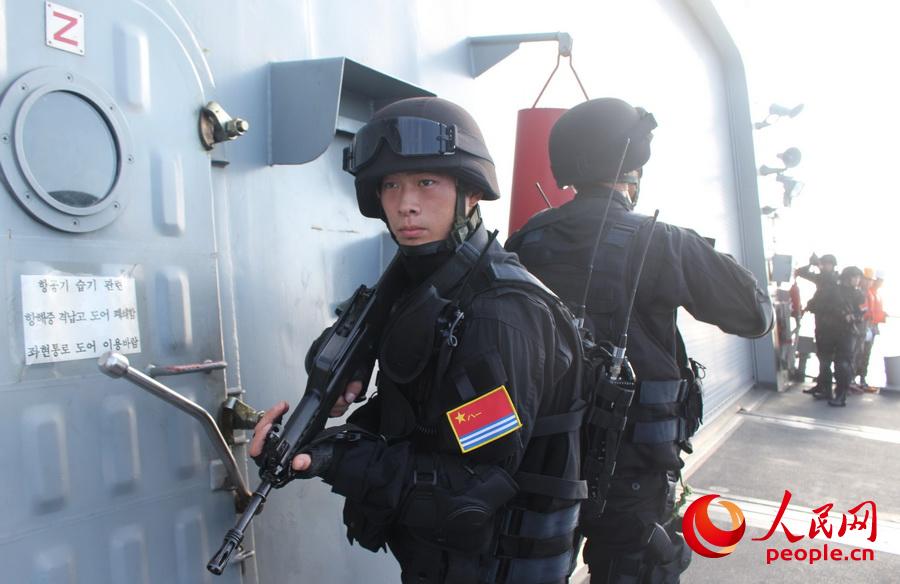 中韩海军护航舰艇亚丁湾海域举行联合演练（高清图片）