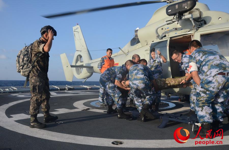 中韩海军护航舰艇亚丁湾海域举行联合演练（高清图片）