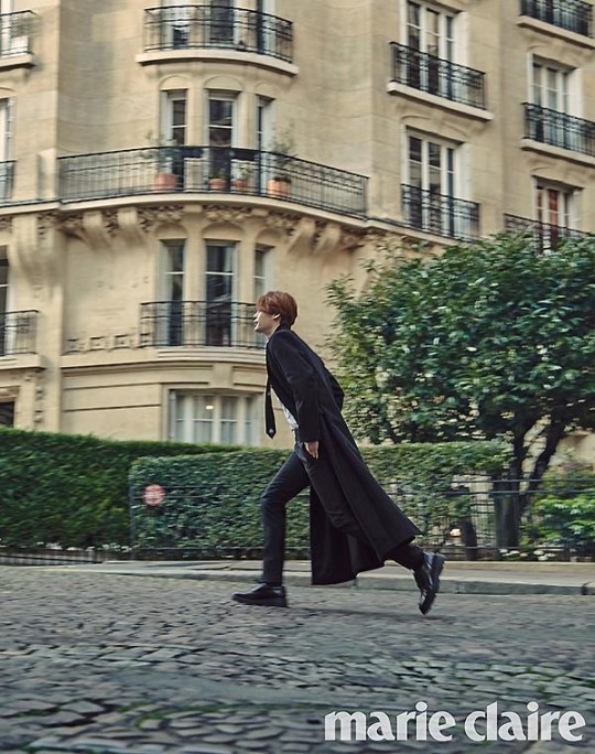 李钟硕巴黎写真公开 长腿抢眼帅气逼人【组图】