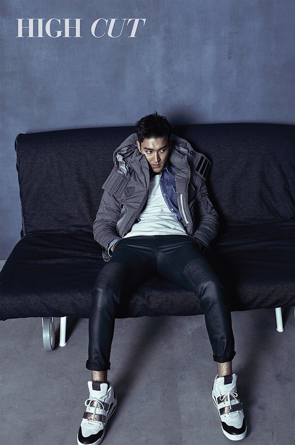 崔始源剃须后拍写真 坦言对入伍有些不安【组图】