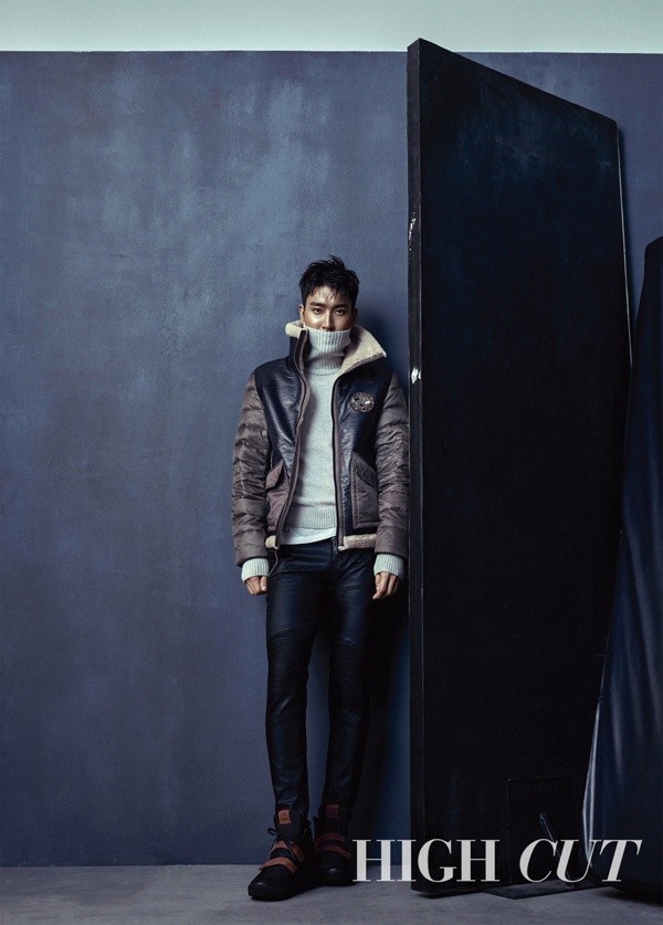 崔始源剃须后拍写真 坦言对入伍有些不安【组图】