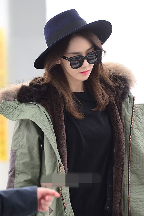 少女时代允儿现身机场前往布拉格 演绎韩系穿搭【组图】