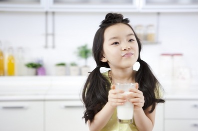 韩媒：韩国人钙摄入量不足 建议多吃乳制品多晒太阳